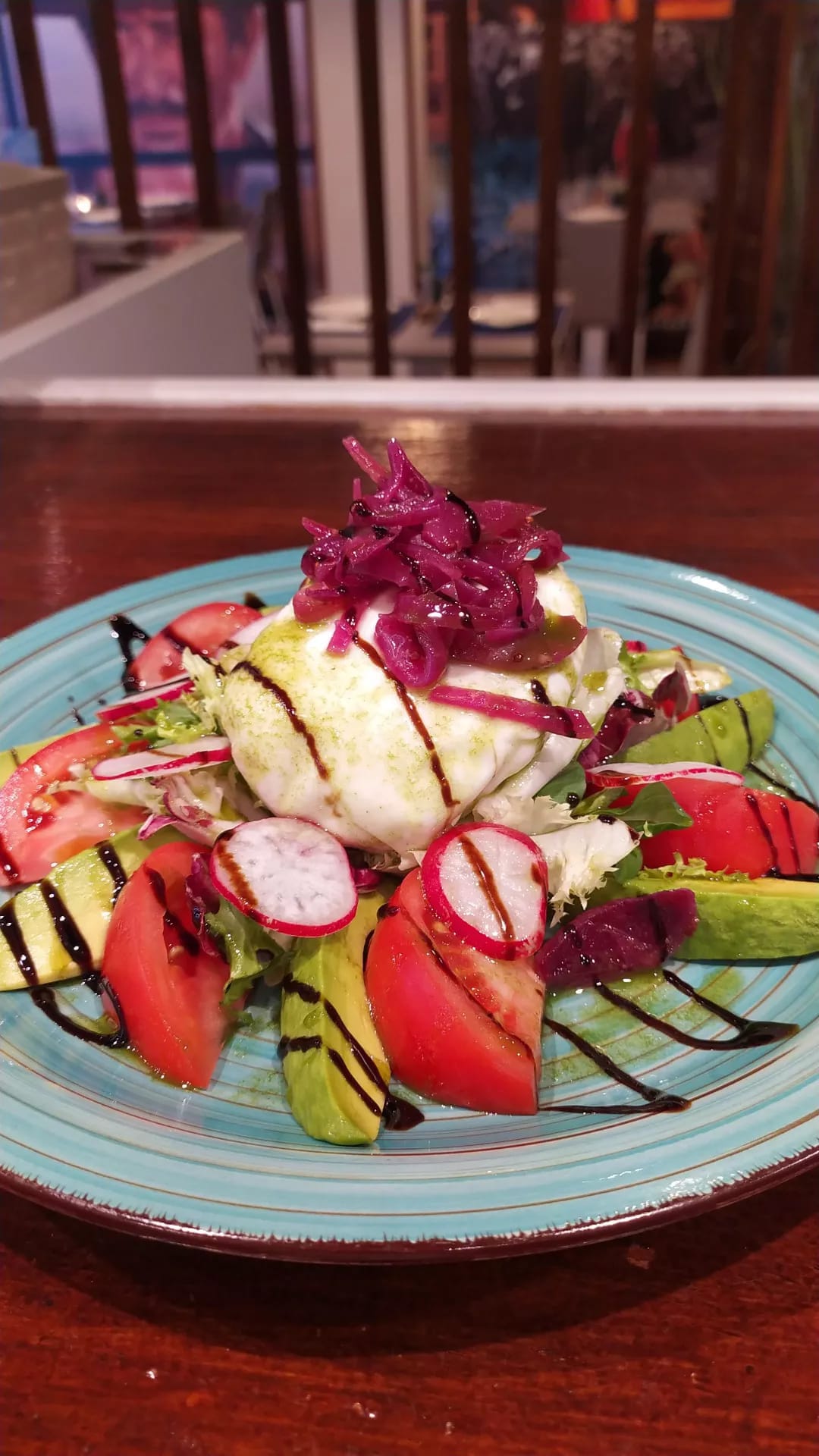 Ensalada Caprese de Burrata con aguacate y aceite de albahaca