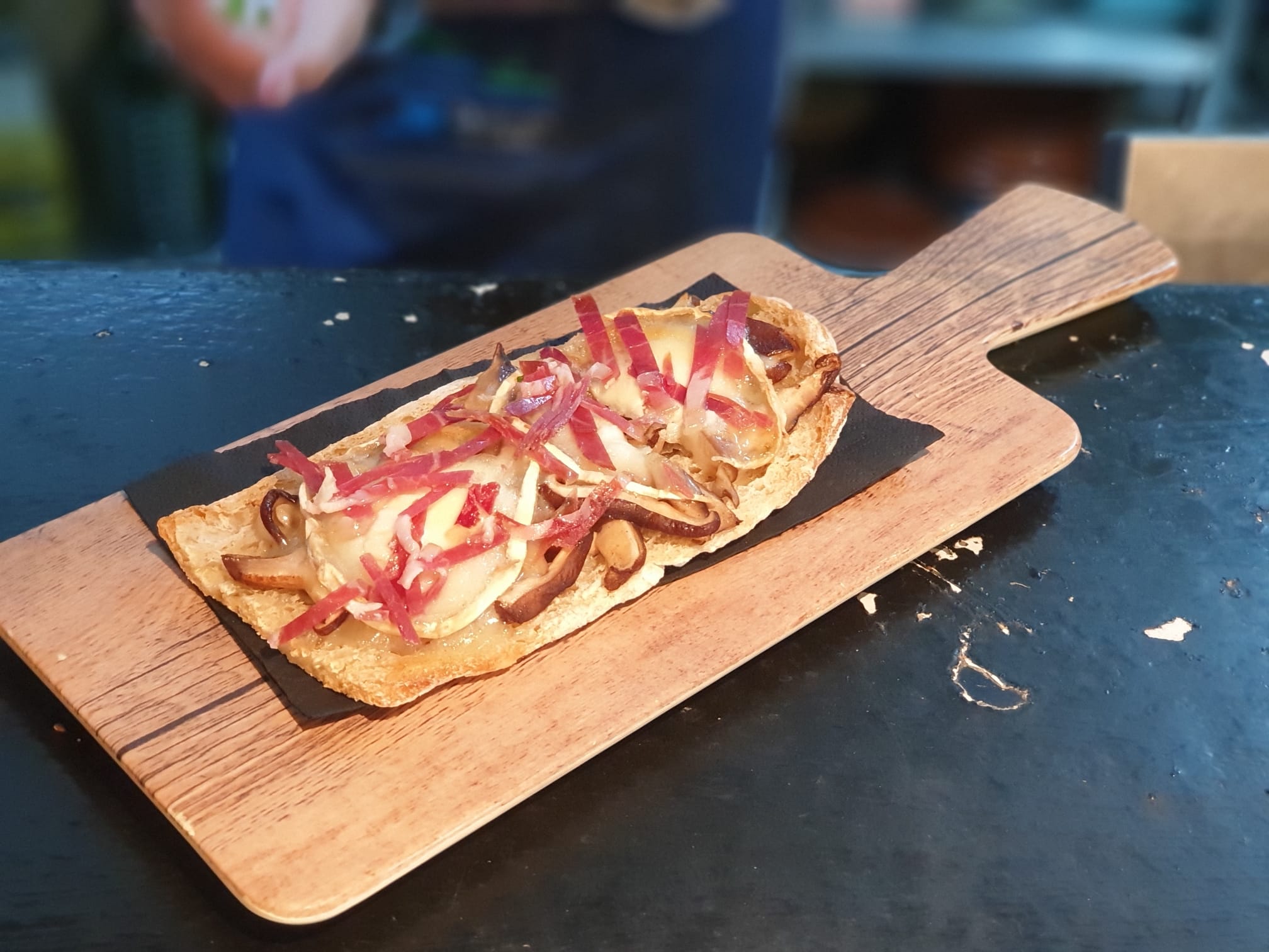 Pan de cristal con setas Shiitake, queso de cabra y virutas de jamón ibérico