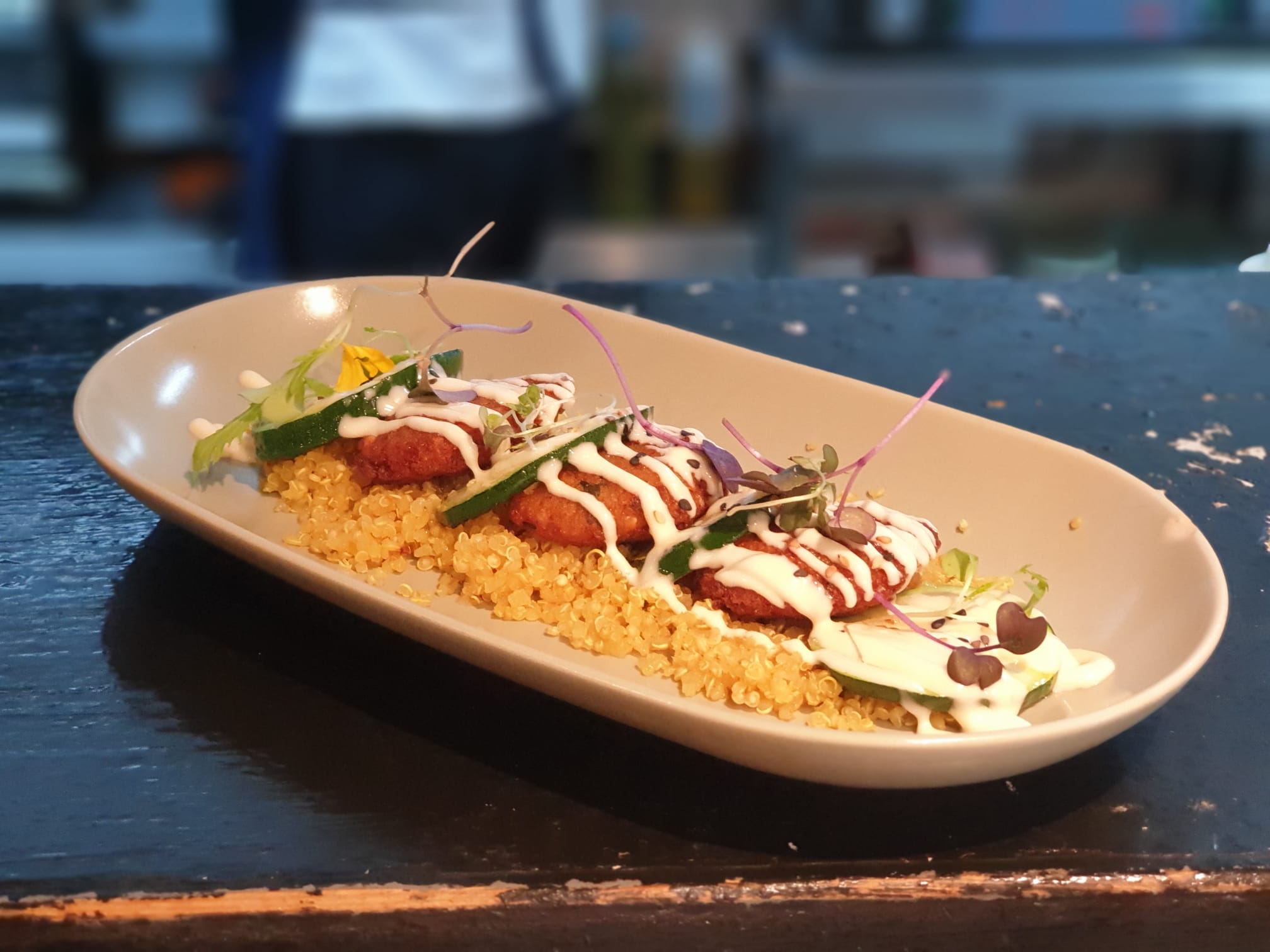 Falafel sobre quinoa con mahonesa de tahini