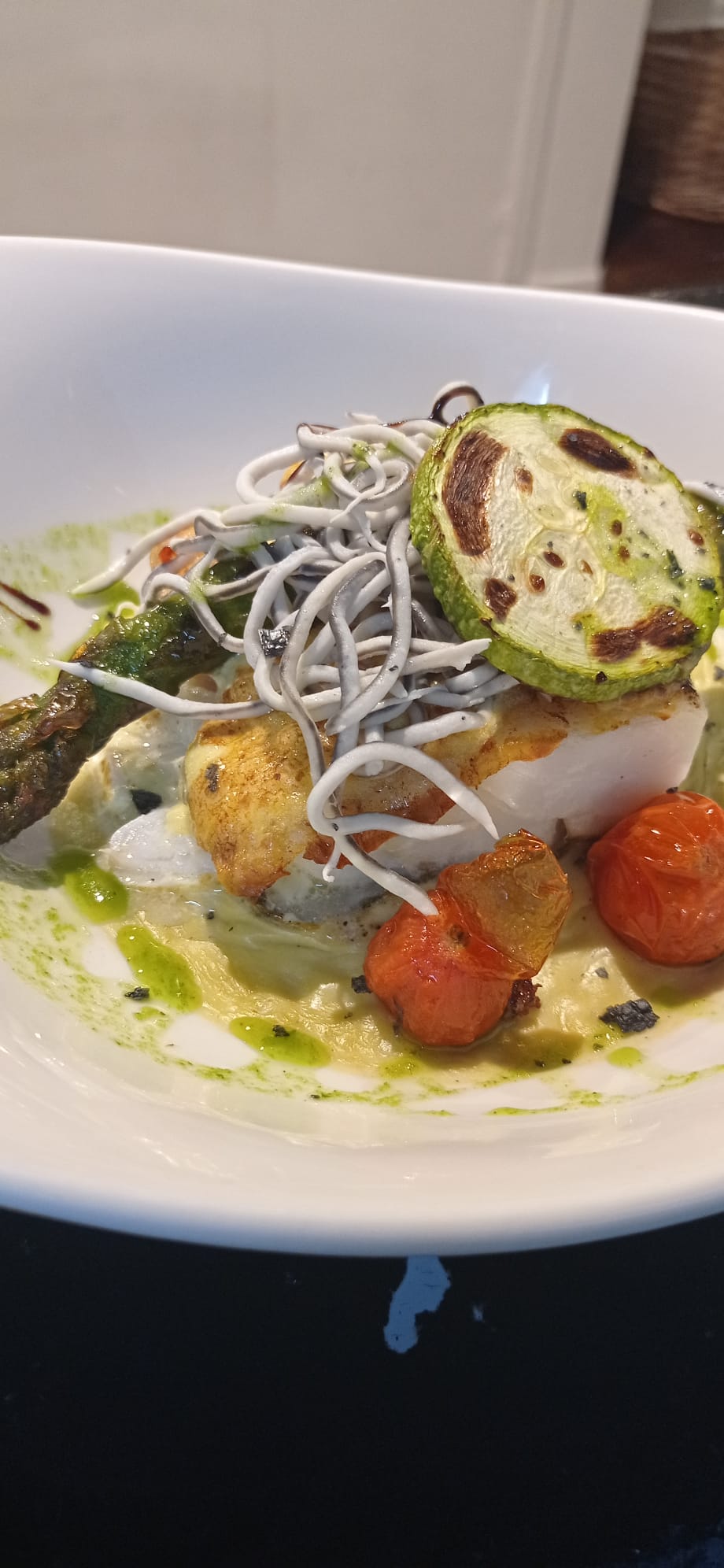 Lomo de Bacalao gratinado con gulas sobre crema de calabacín