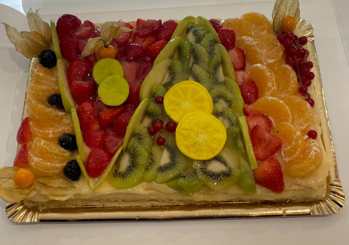 Tarta de hojaldre con crema y frutas tropicales