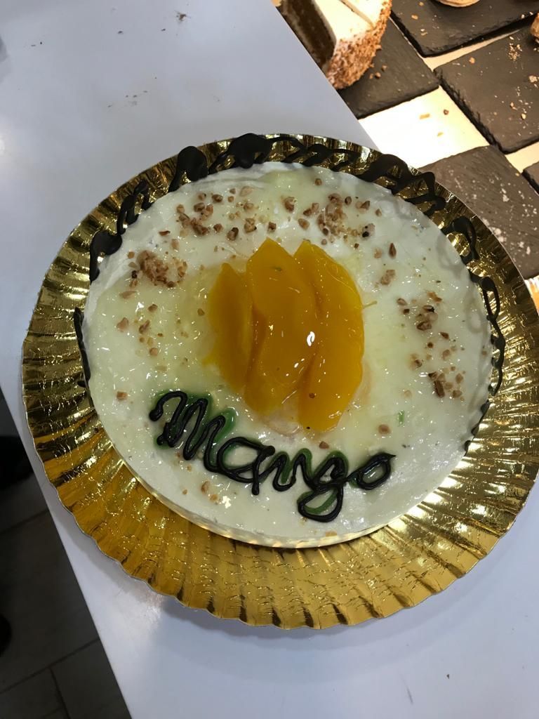 Tarta de mousse con mango