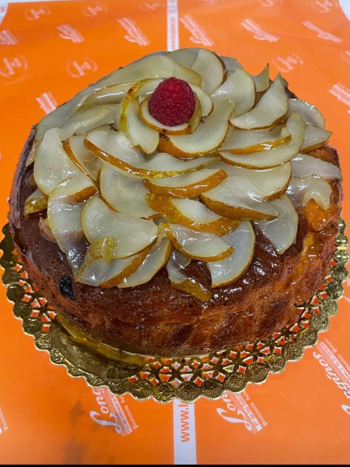 Tarta de bizcocho de manzana con crema de relleno artesana