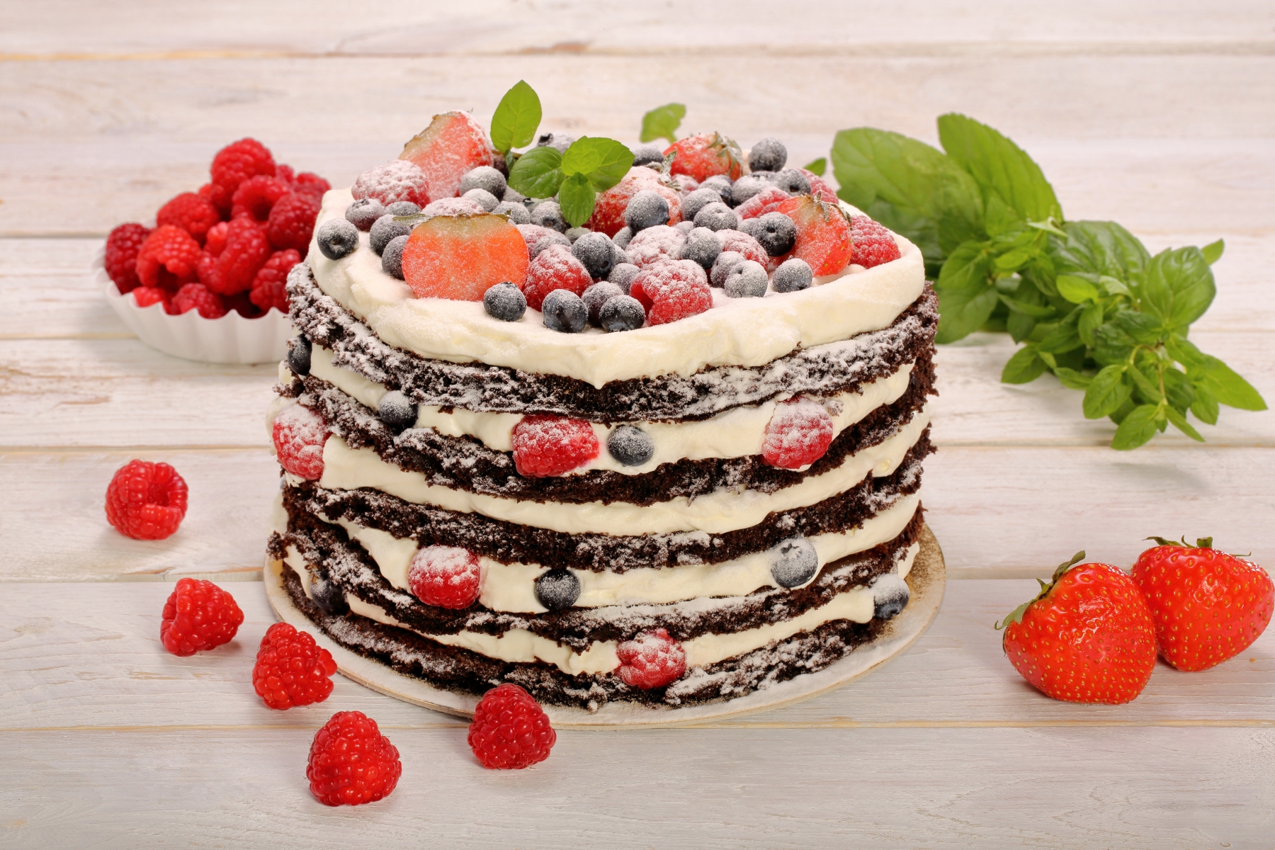 Tarta de mousse con frutas tropicales