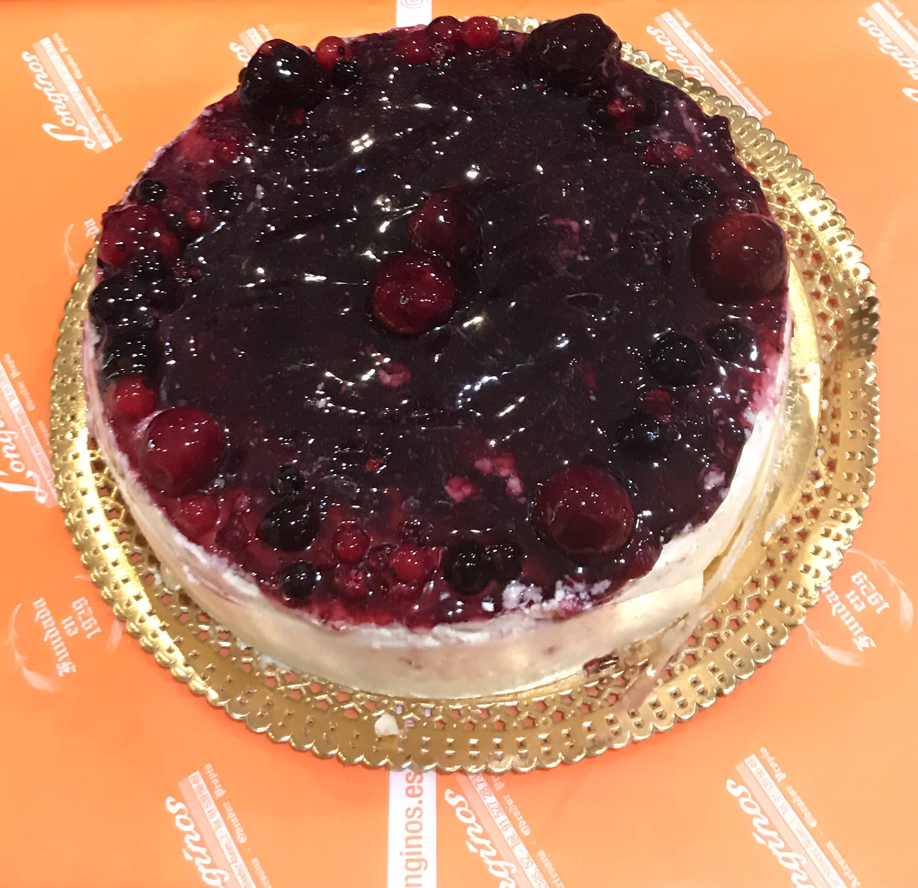 Tarta de mousse con mermelada de fresa y arándanos