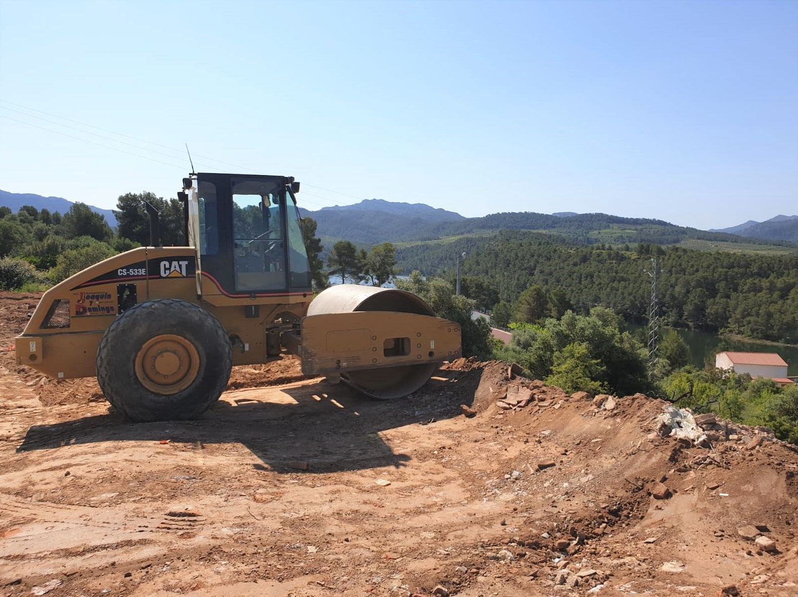 Nivelación y compactación del terreno.