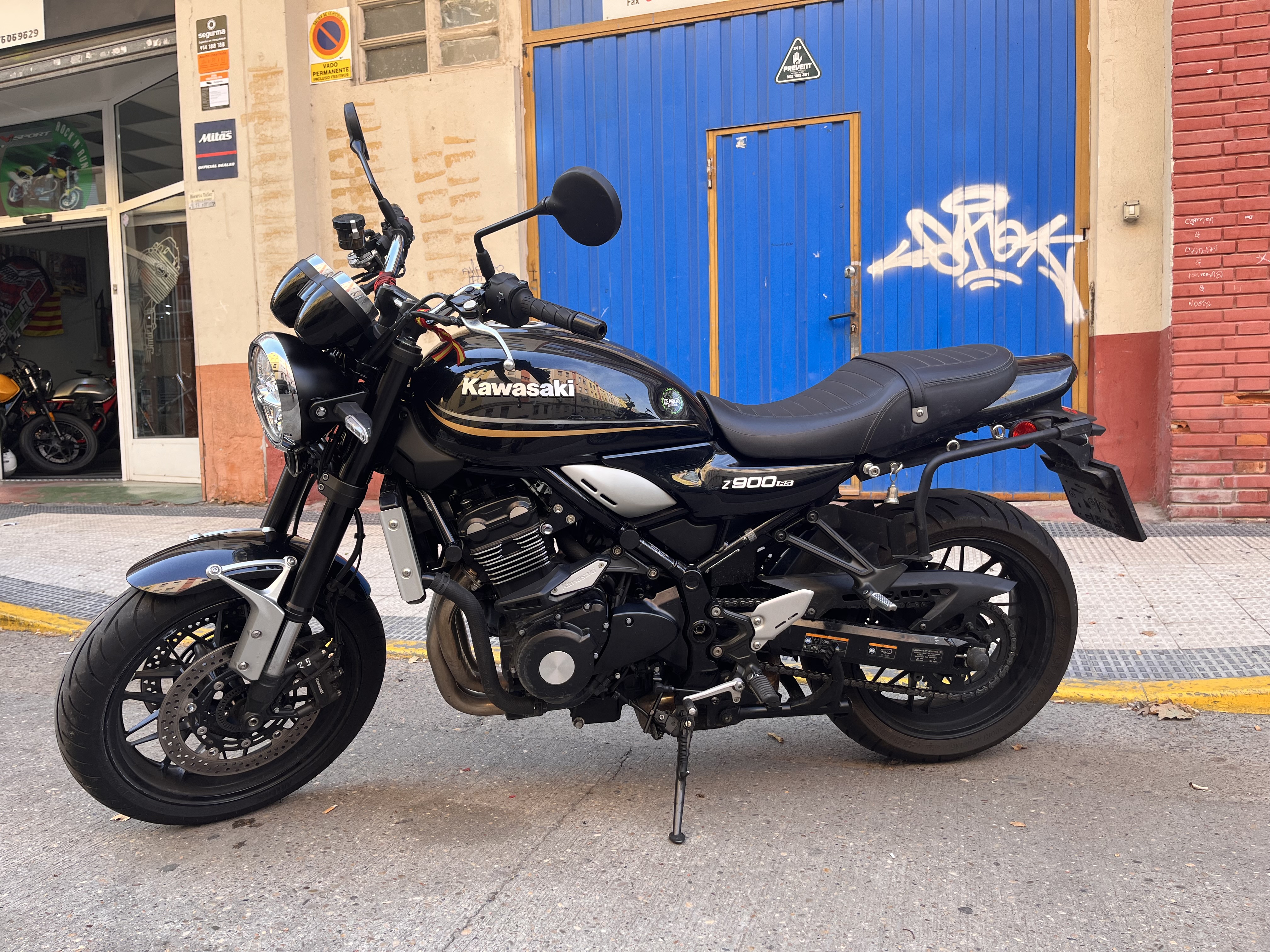 KAWASAKI Z900 RS                 VENDIDA