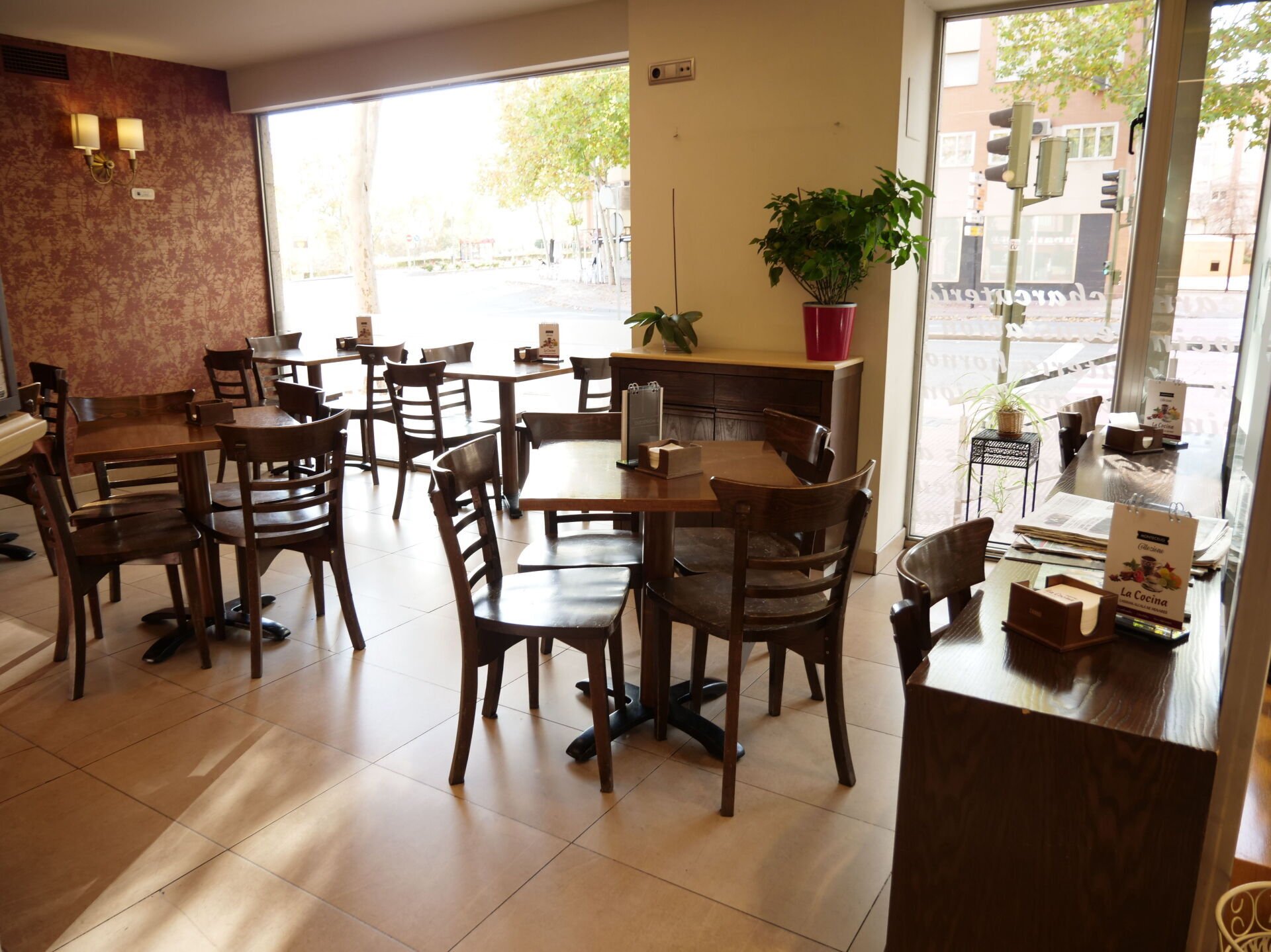 Tienda de comida preparada y cafetería