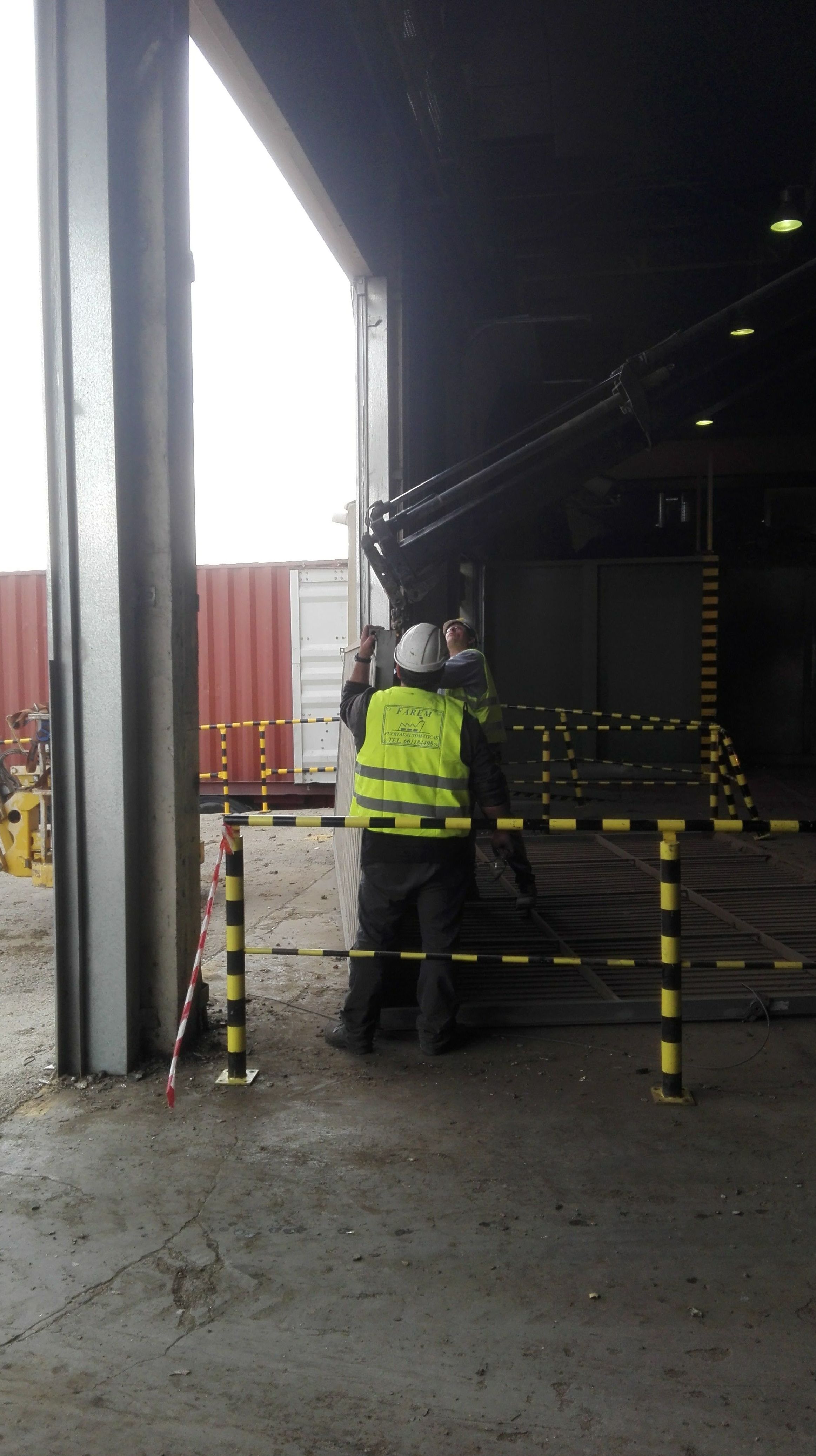 Puerta basculante pre leva cambio de cajón golpeado en el Romaní Valencia