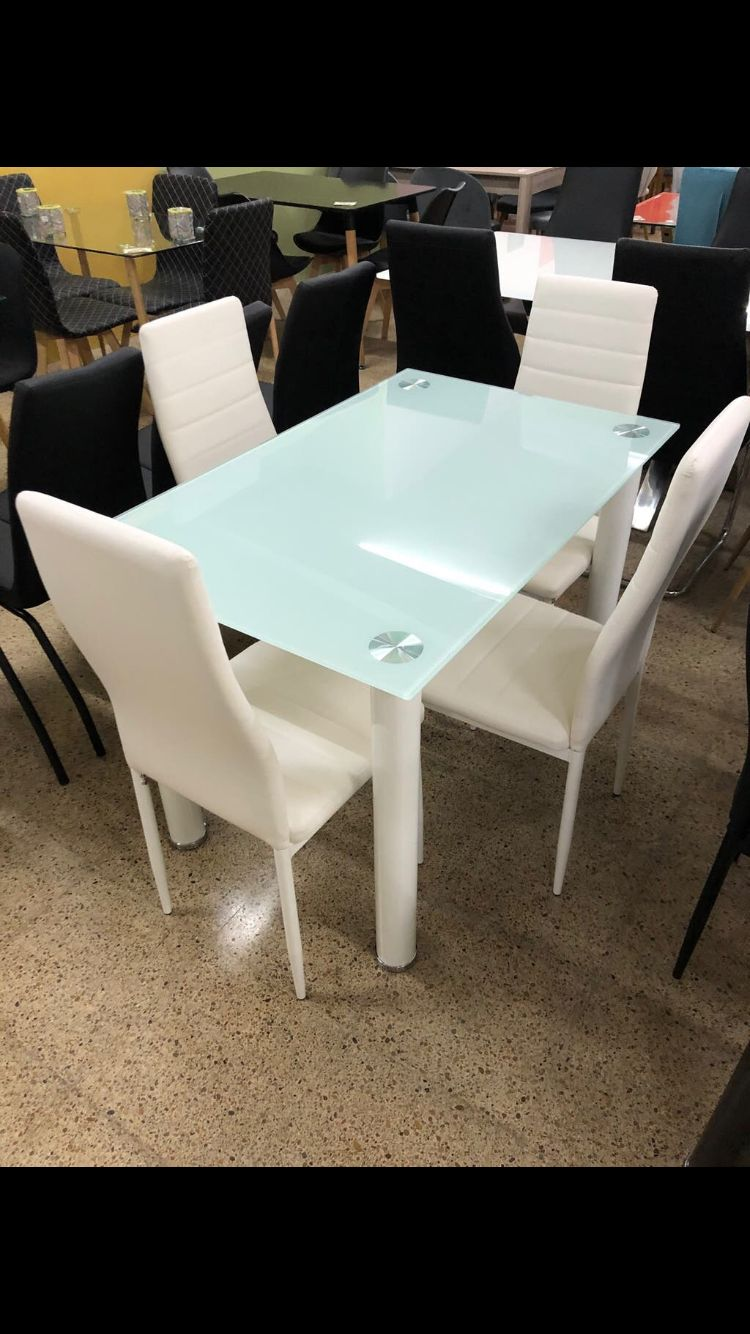 Mesa cristal y 4 sillas blancas