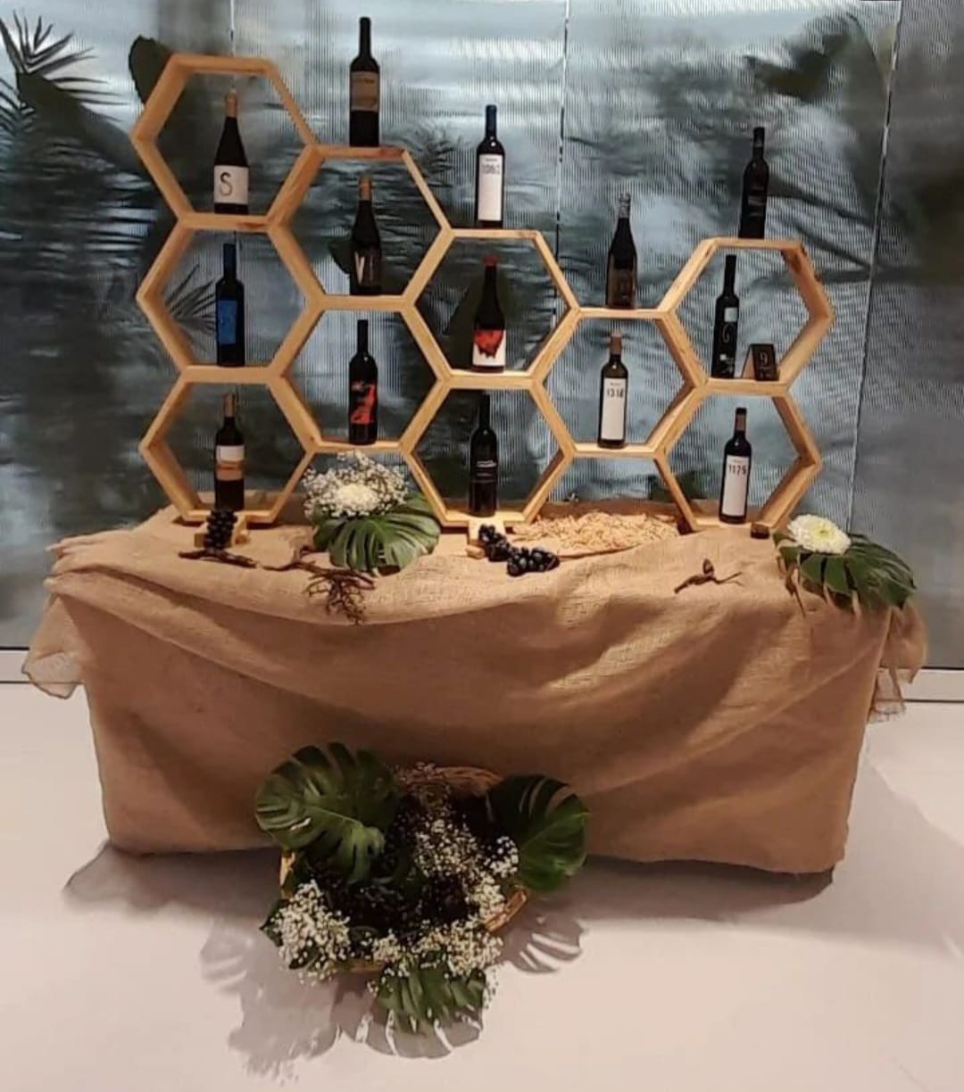 Con estructura-expositor hexagonal