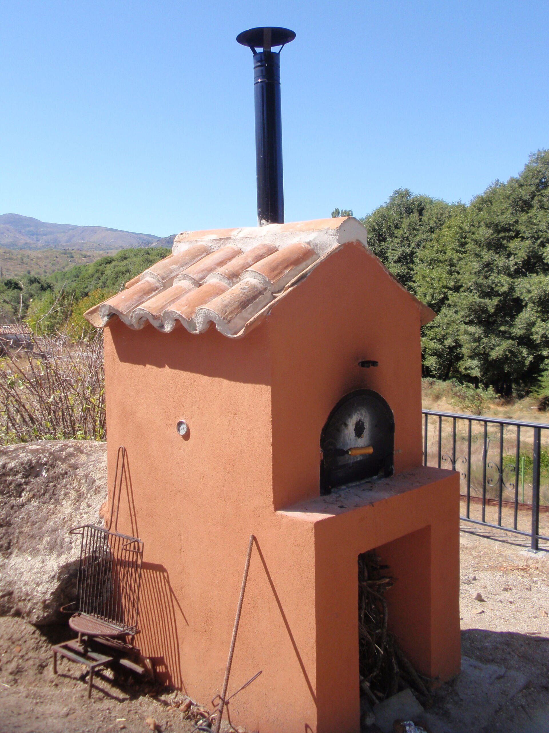 Horno aislado y pintado, con teja árabe.