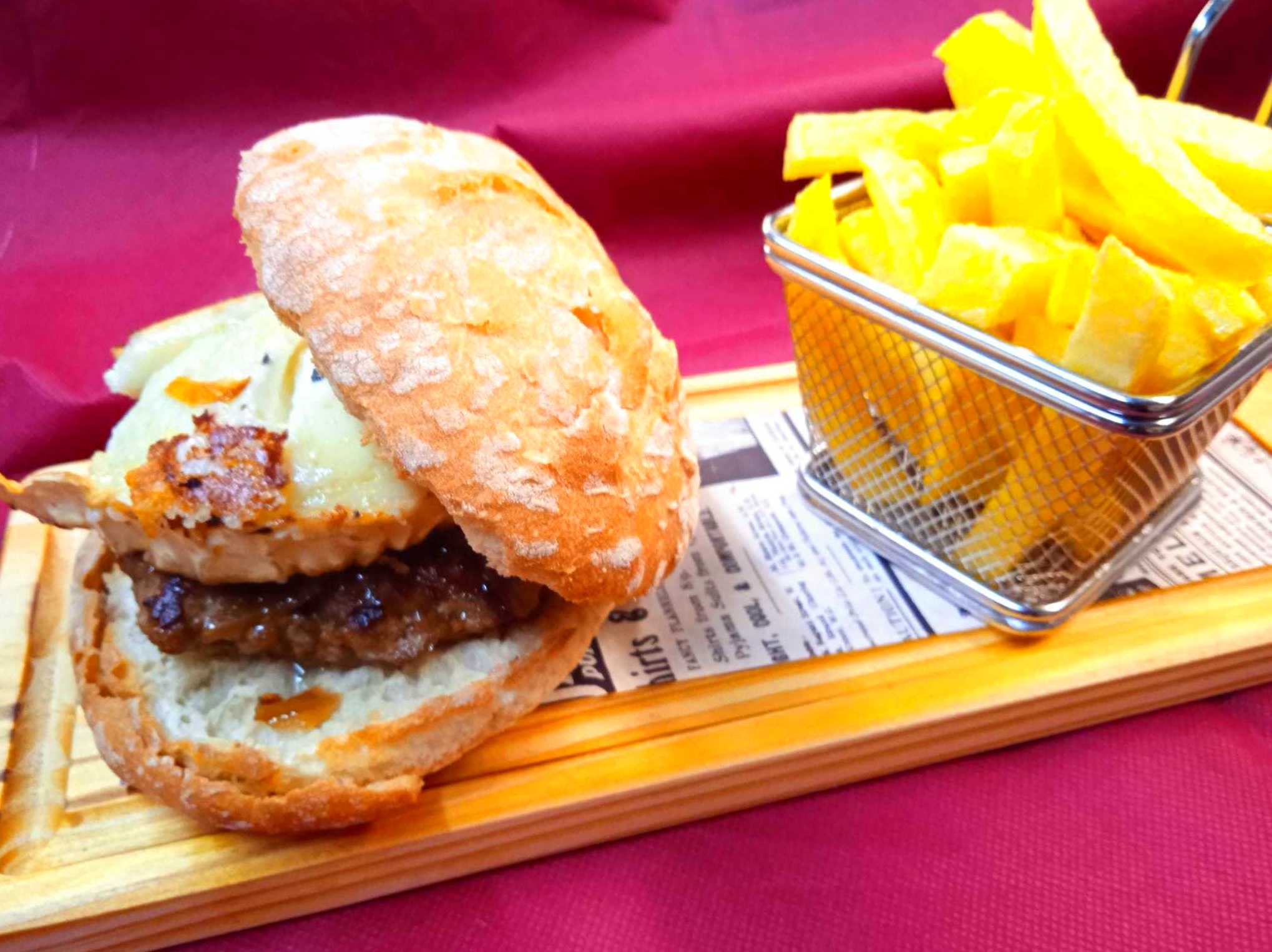 Hamburguesa de ternera con queso de cabra