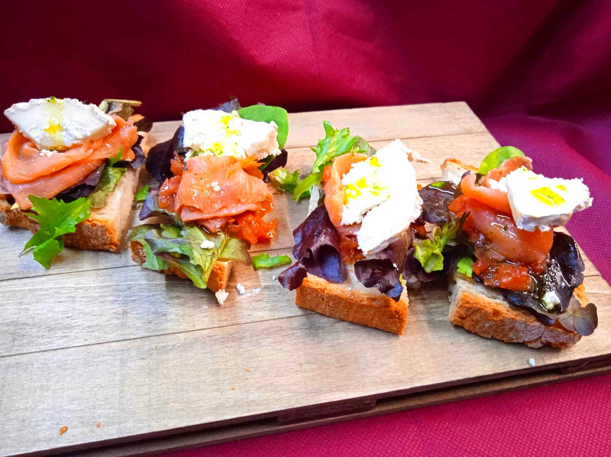 Tosta de salmón e queixo de cabra