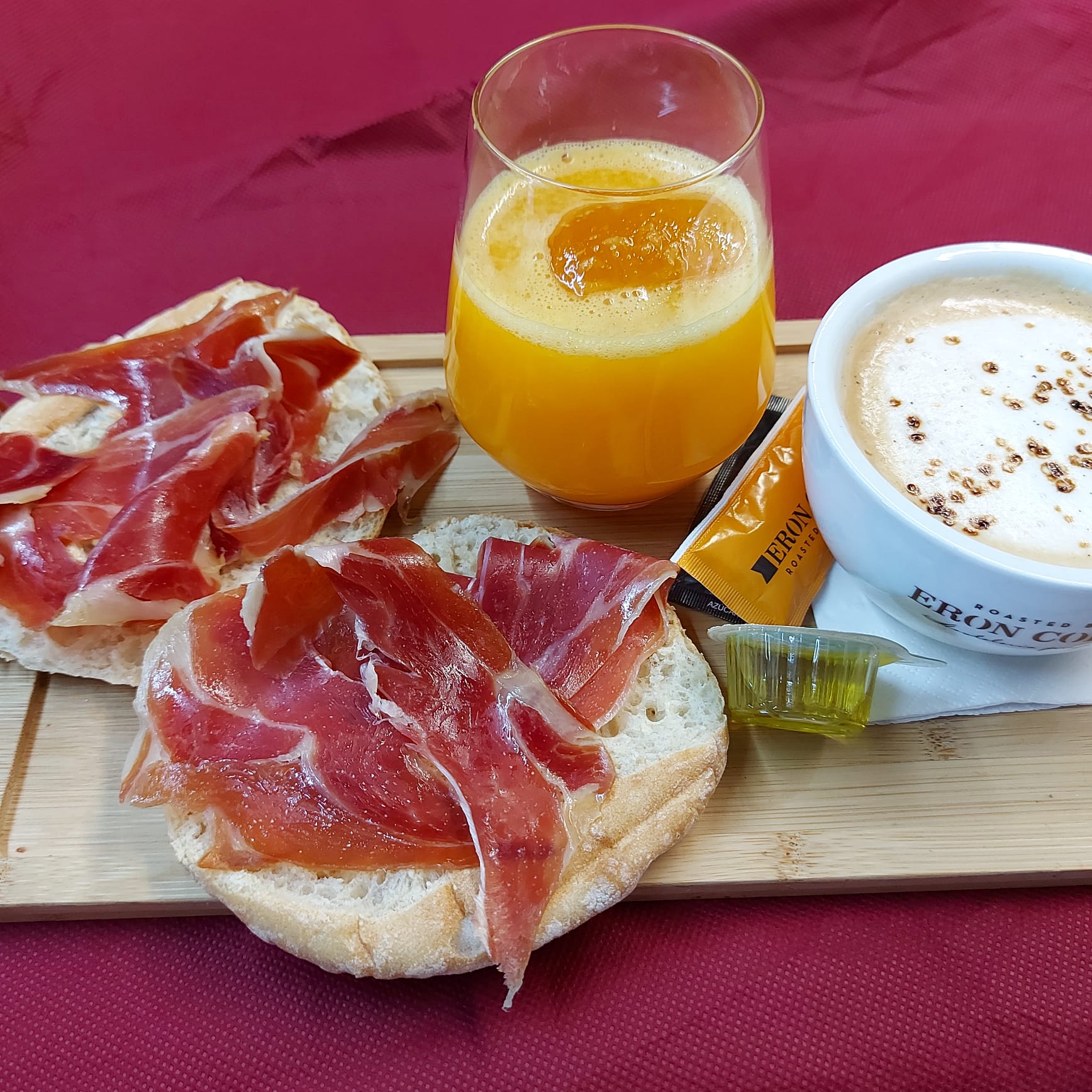 Combo de almorzo con zume café ou similar e torradas con tumaca e xamón