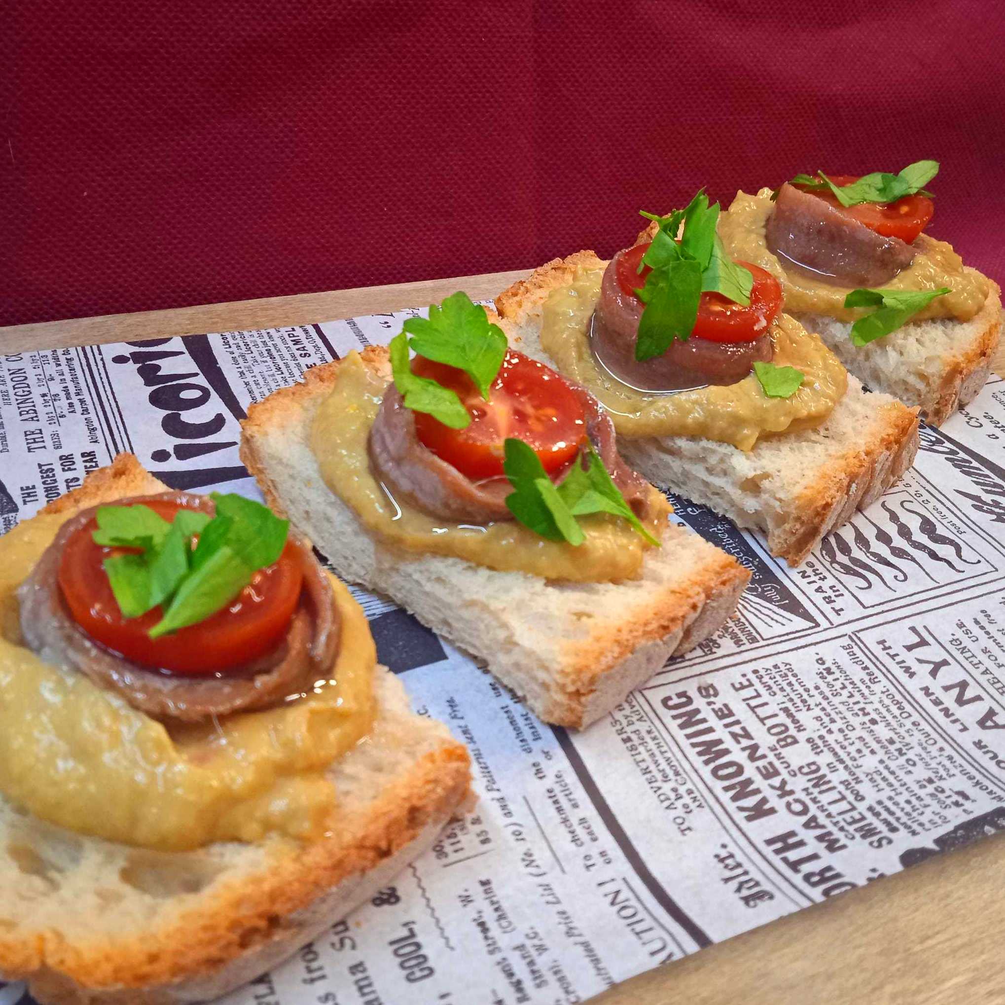 Tosta de aguacate y anchoas