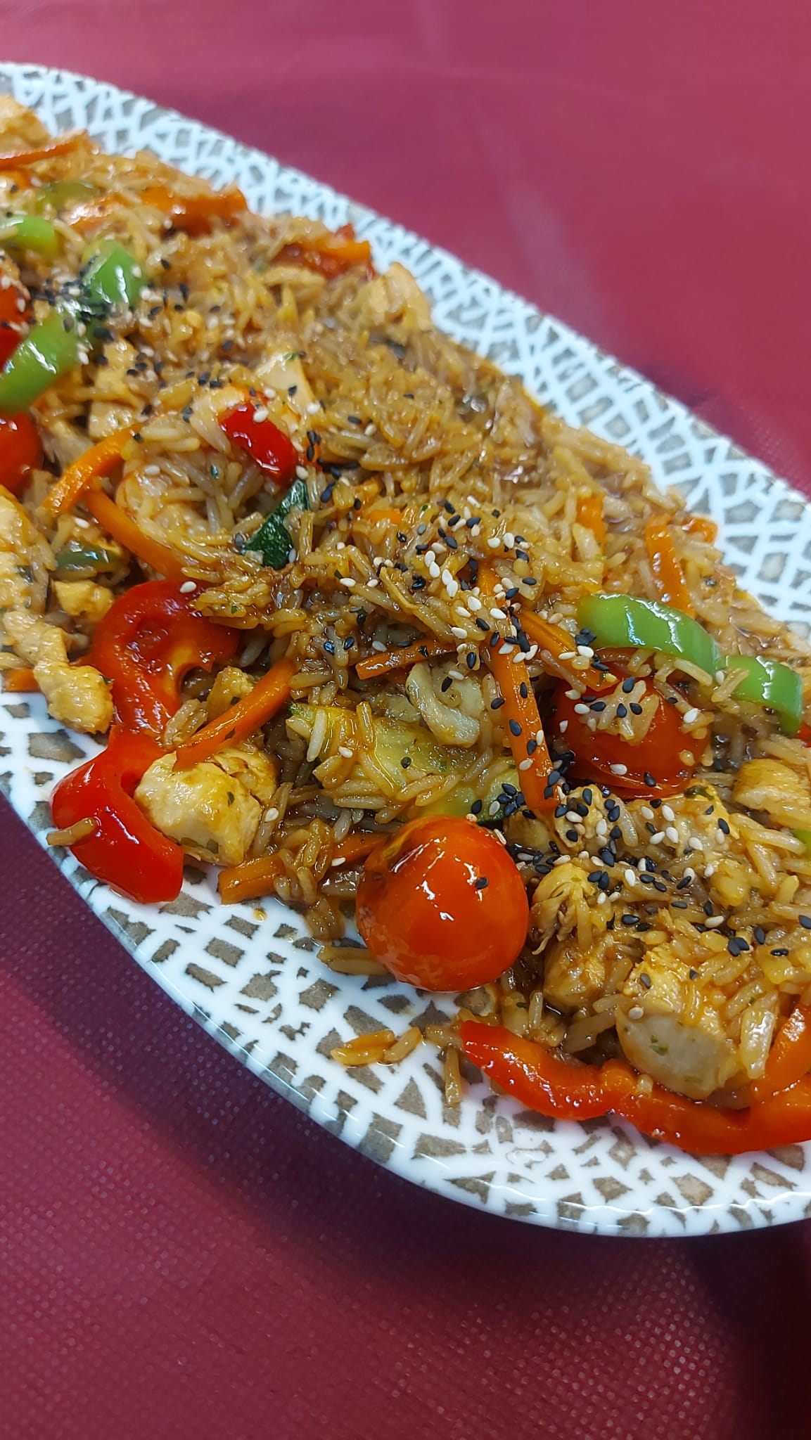 Wok de arroz con langostinos, polo e verduras