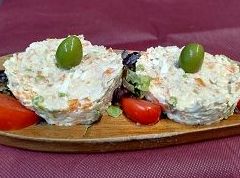 Ensaladilla caseira con bonito e aceitunas