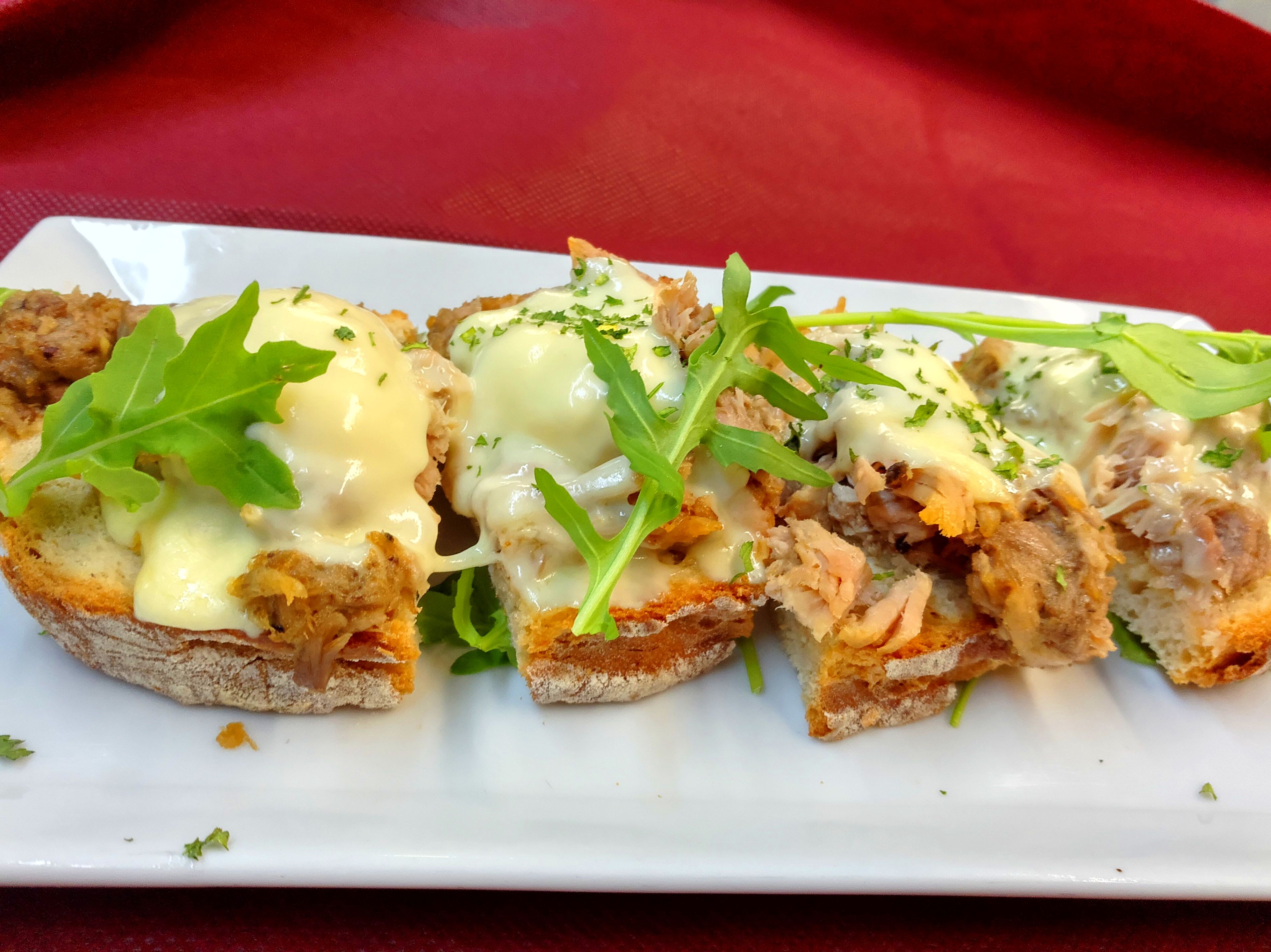 Tosta de chicharrones con queso de Arzùa