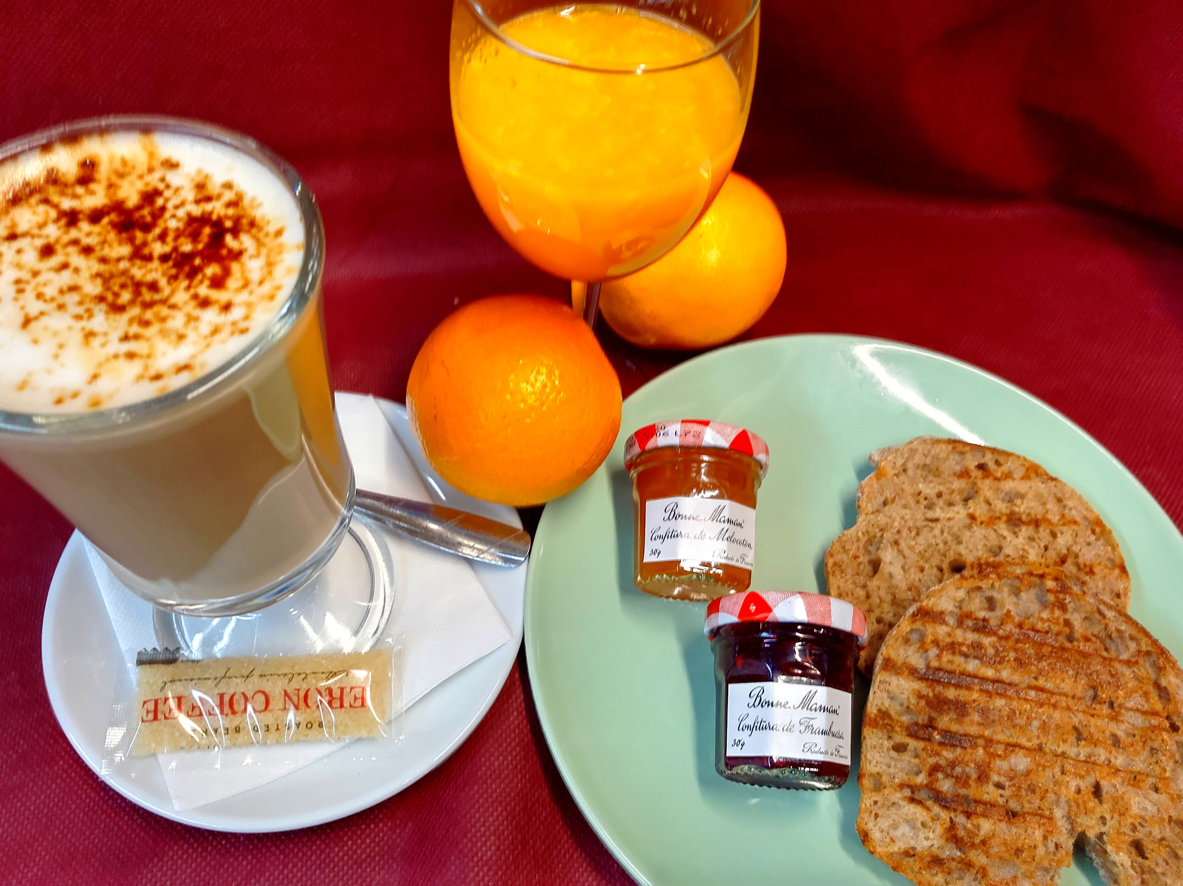 Combo de desayuno con tostadas