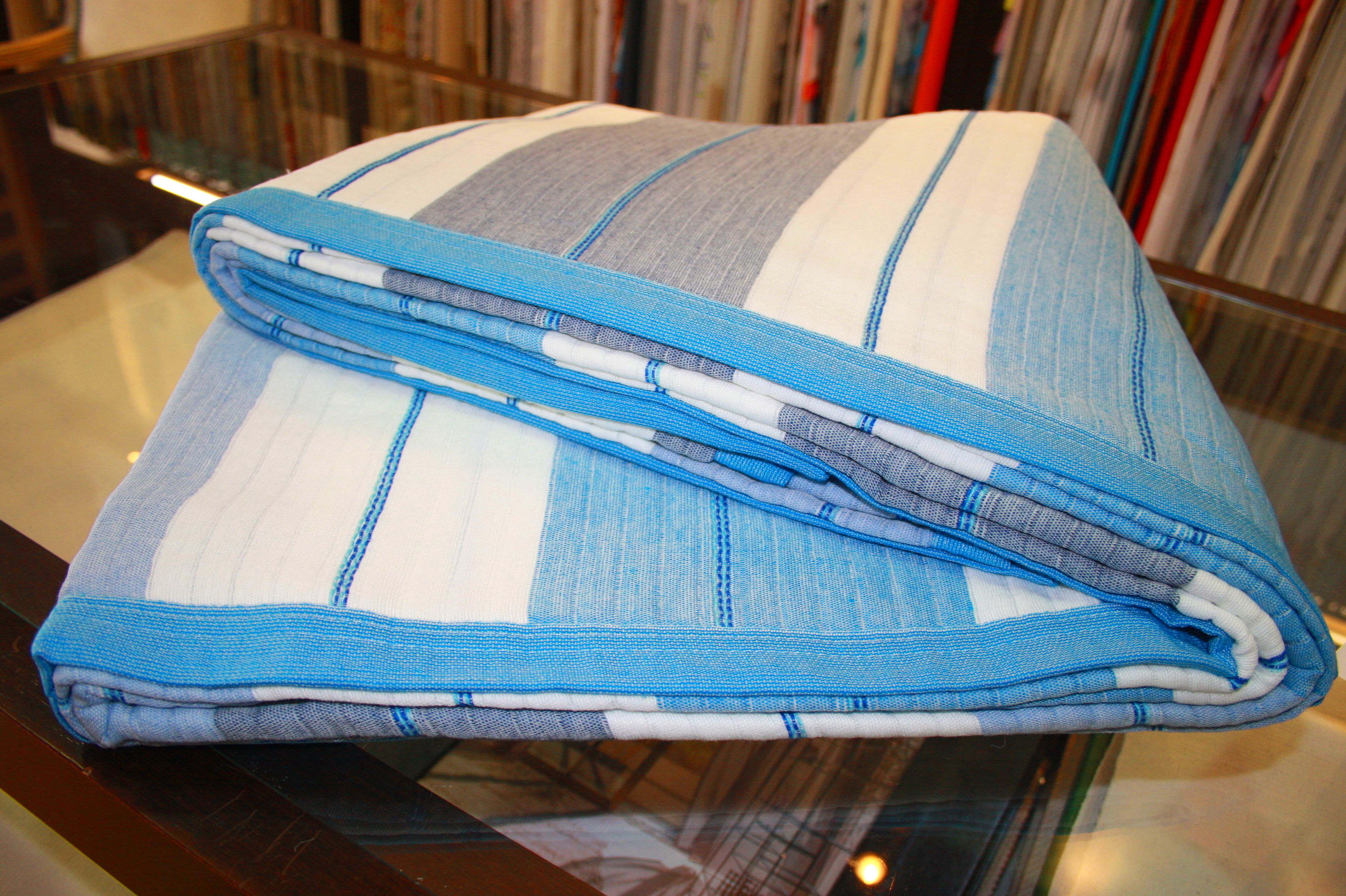 Colcha lineas tonos azules cama 1.50 cm.
