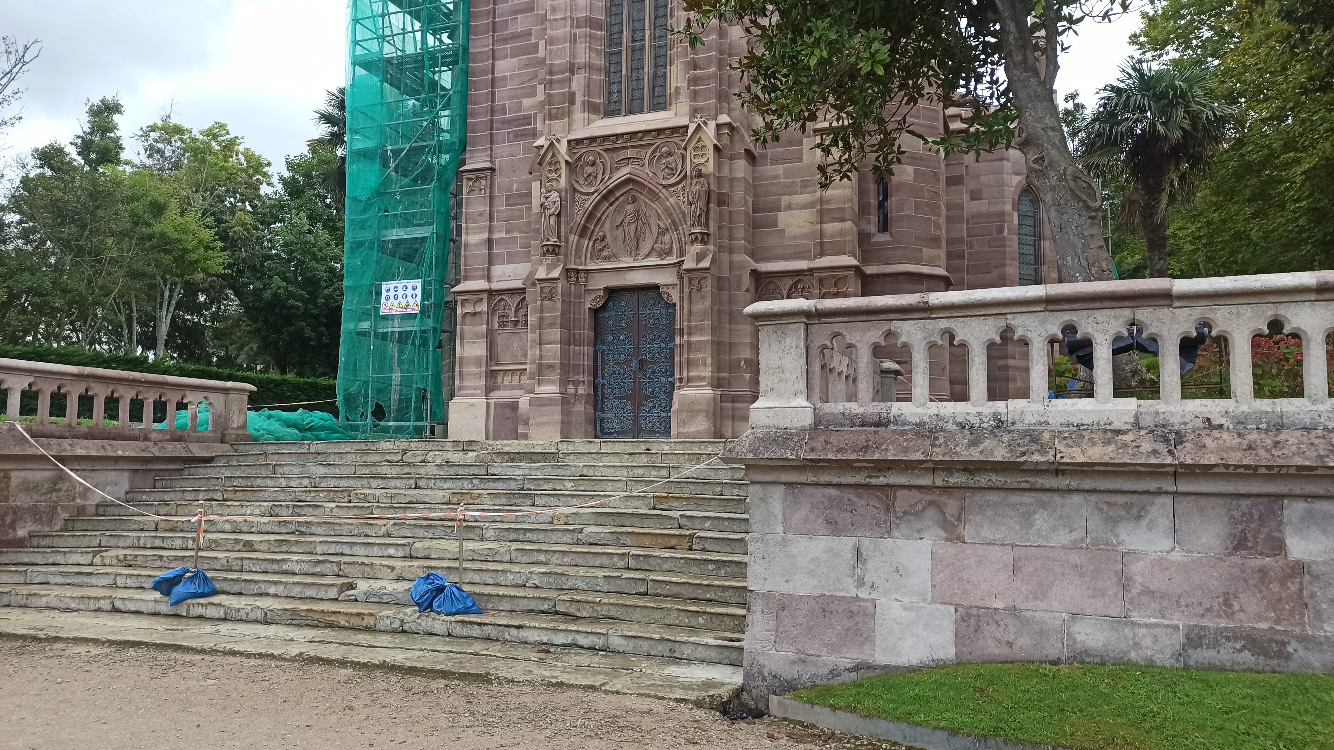 Sure, here is the translation:
Capilla Palacio Sobrellano