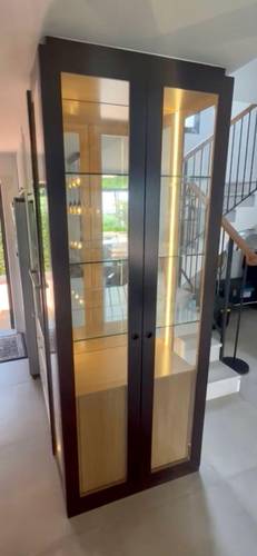 Vitrina de roble con cristal e iluminacion led