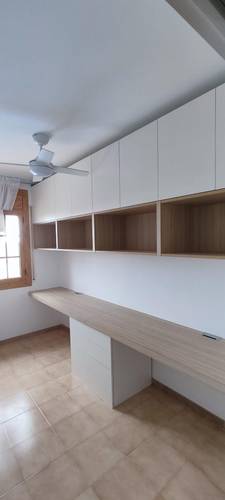 Escritorio con librería a medida en color roble y blanco