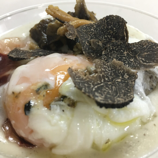 Copa de parmentier de patata con gula de monte y huevo poche trufado