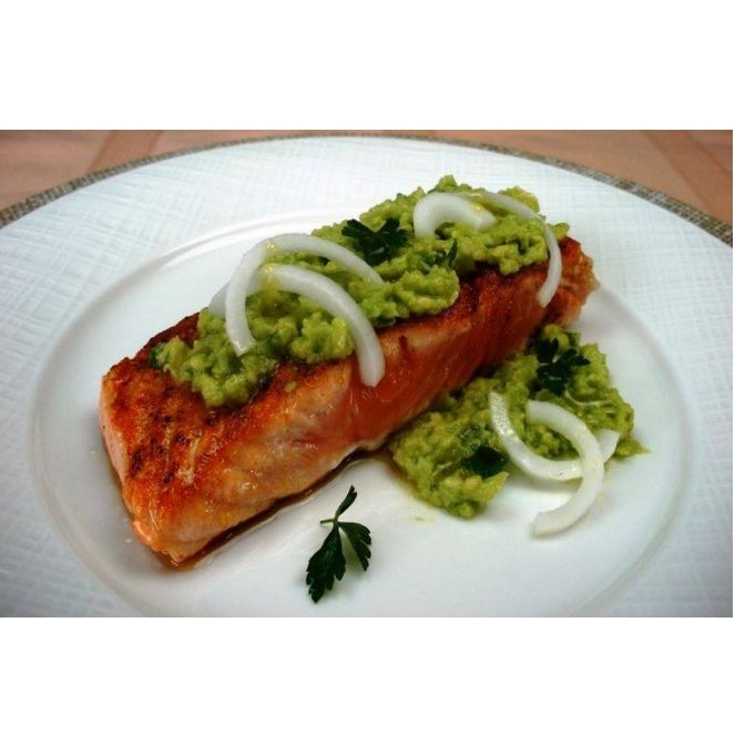 Salmón marinado con salsa de aguacate