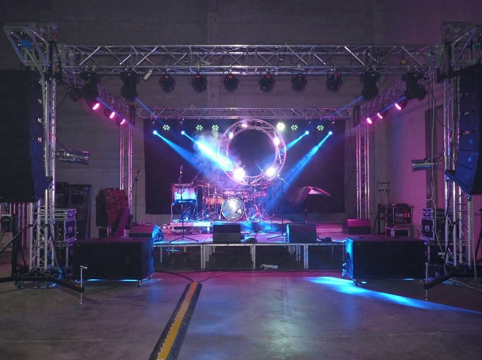 Montaje escenario con iluminación y sonido