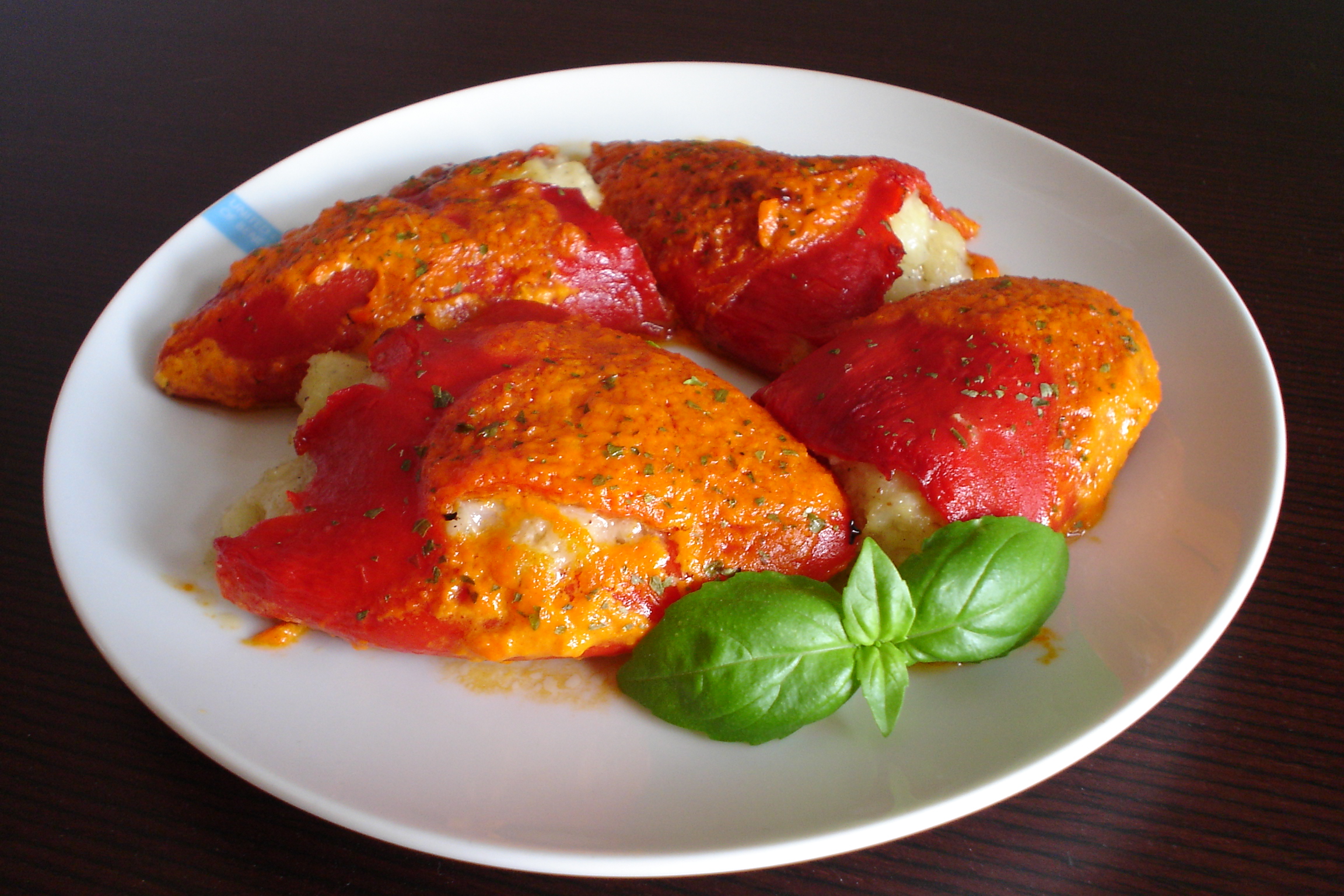 Pimientos del piquillo rellenos de crema de bacalao