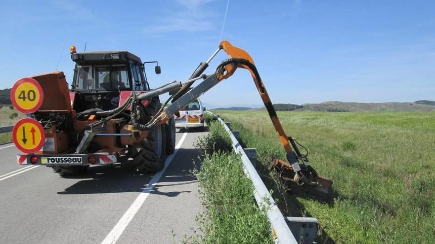 Carretera eta autobideen ertzak garbitzea
