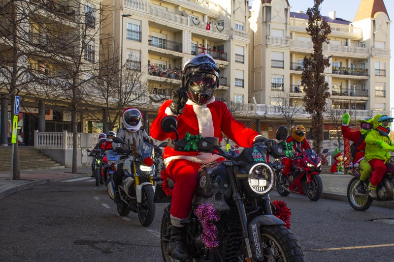 Los Papás Noel más moteros recorren Arganda por una buena causa
