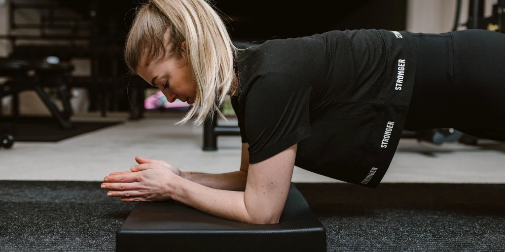 Vrouw-doet-krachttraining-voor-thuis-1024x512