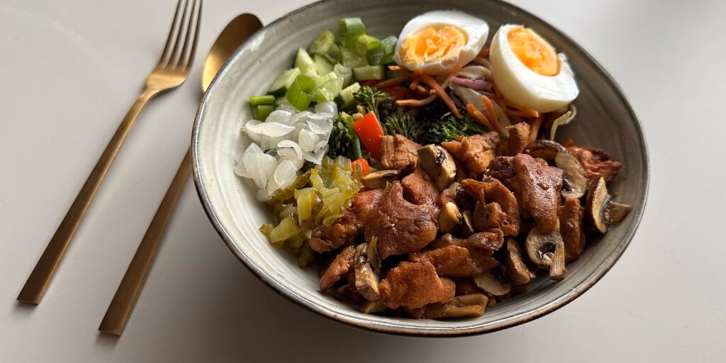 Broccolirijst-bowl-met-ketjap-kip-bimi-1024x512