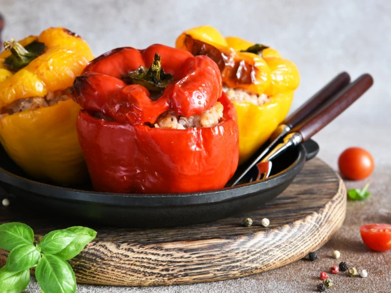 Gevulde-paprika-met-kipgehakt-768x576