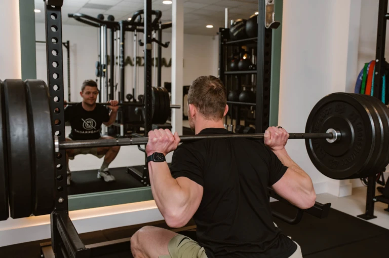 Squats-alles-wat-je-moet-weten-over-deze-krachtoefening-768x509