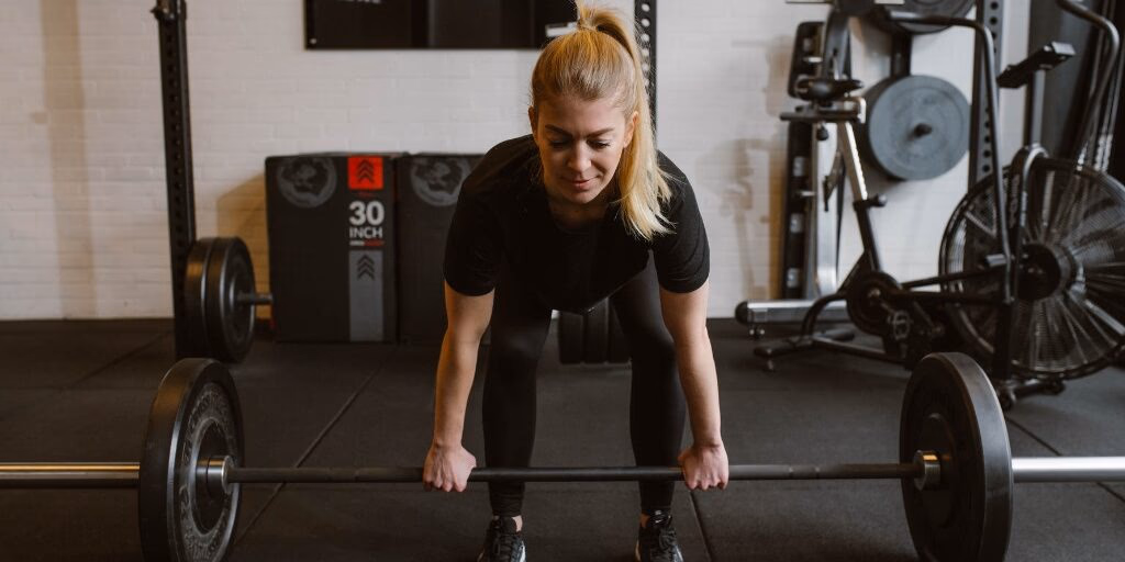 Vrouw-voert-deadlift-uit-1024x512
