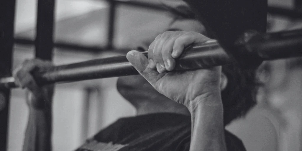 Pull-ups-in-een-sportschool-1024x512