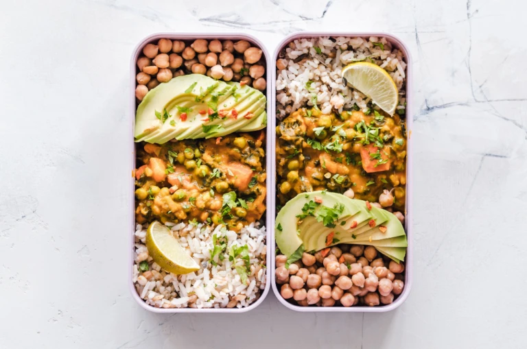 Gezonde-variant-van-nasi-recept-met-bloemkoolrijst-768x509