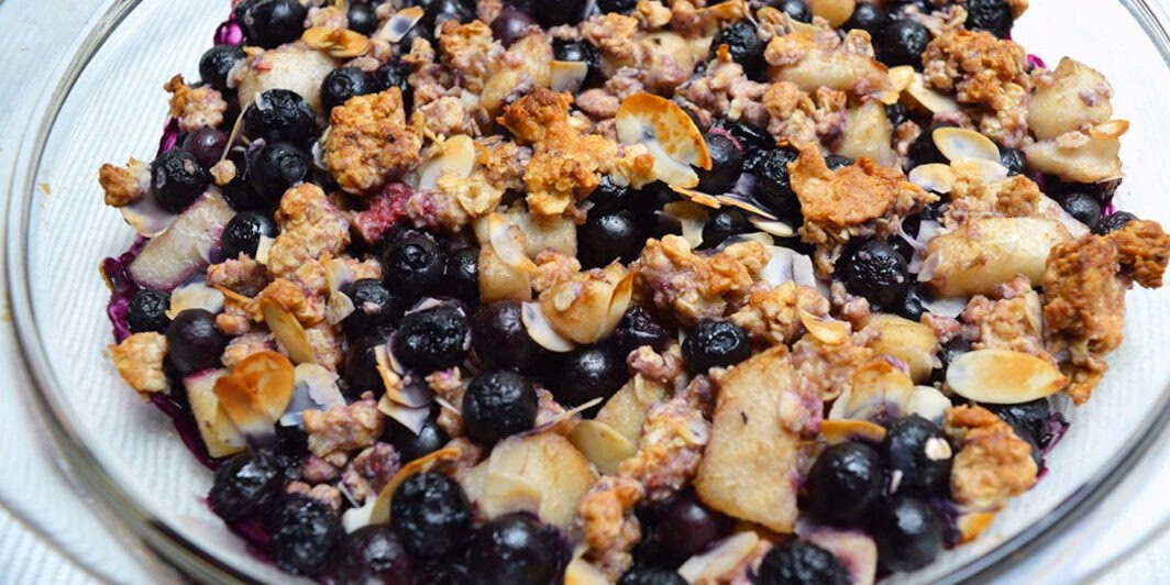 Havermout-recept-bosbessen-crumble-herhealth.nl_-1064x532