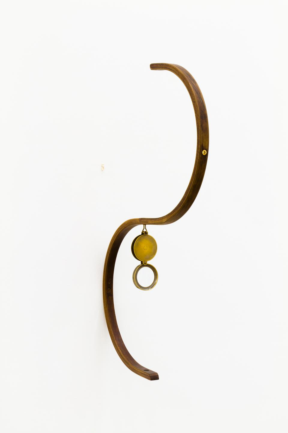 “Simetria 5”, 2012, madeira, lupa e número em ouro, 62 x 41 x 6 cm