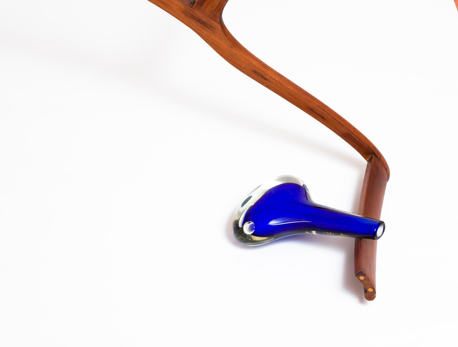 “Cisne”, 2012, madeira e vidro azul (detalhe), 120 x 154 x 24 cm