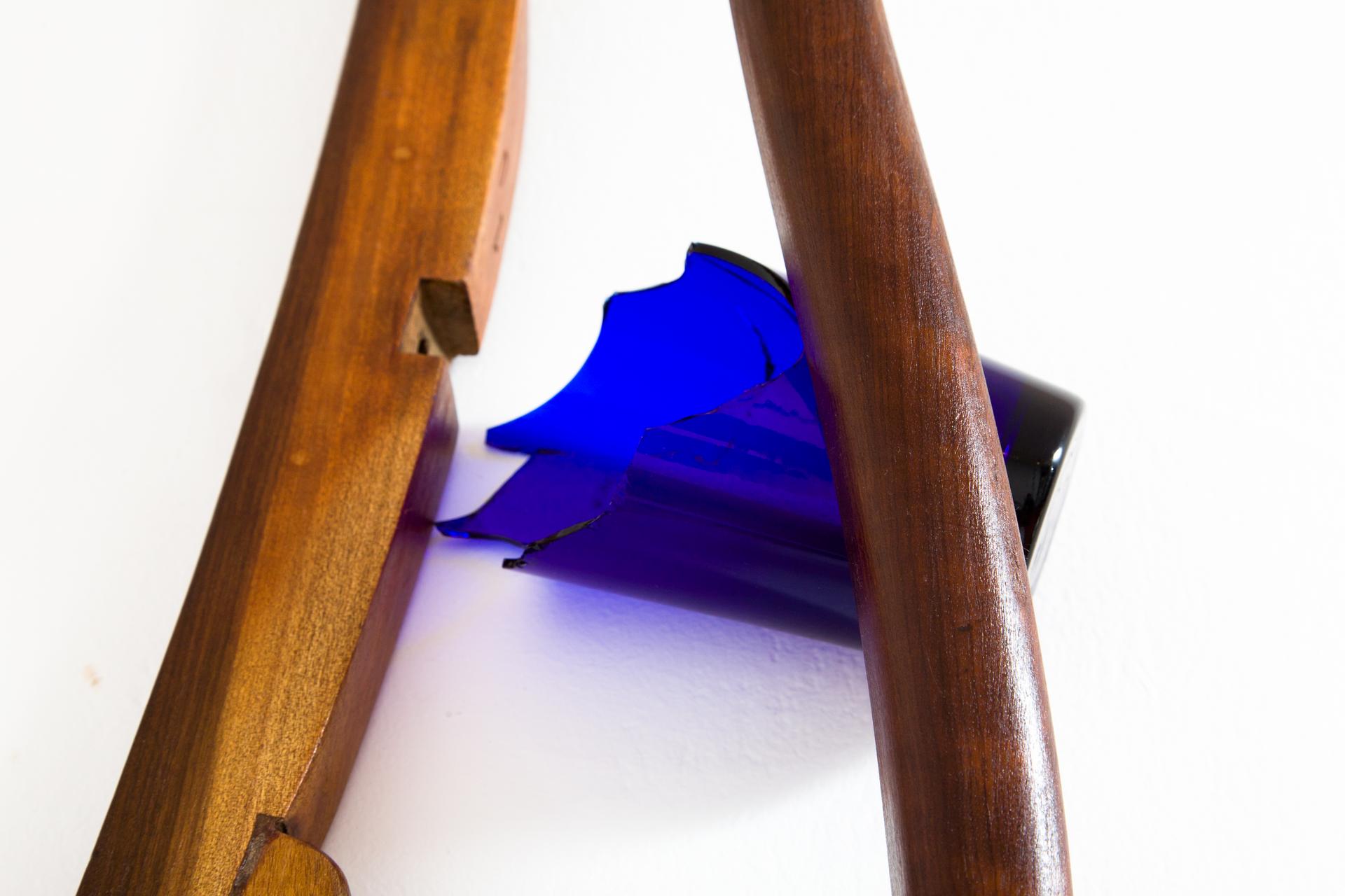 “Paralelas 2”, 2012, madeira e vidro azul (detalhe), 259 x 50 x 24 cm