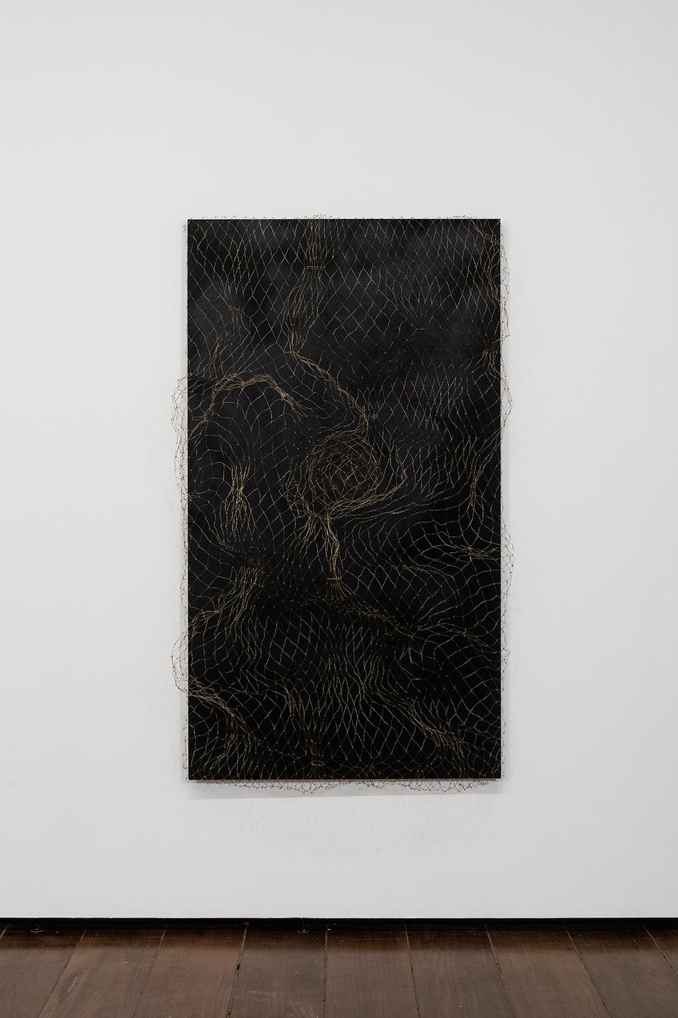 “Maelstorm”, 2016, detalhe, esmalte sintético e rede de metal sobre tela, 170 x 95 x 38 cm