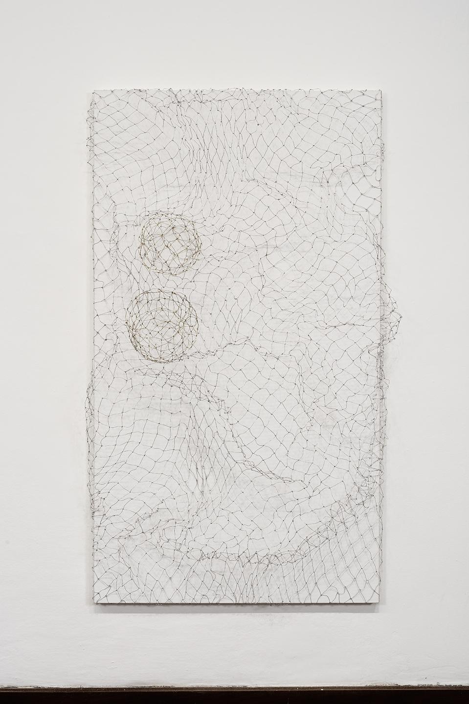 “Dentro fora”, 2016, esmaslte sintético e rede de metal sobre tela, 170 x 95 x 38 cm