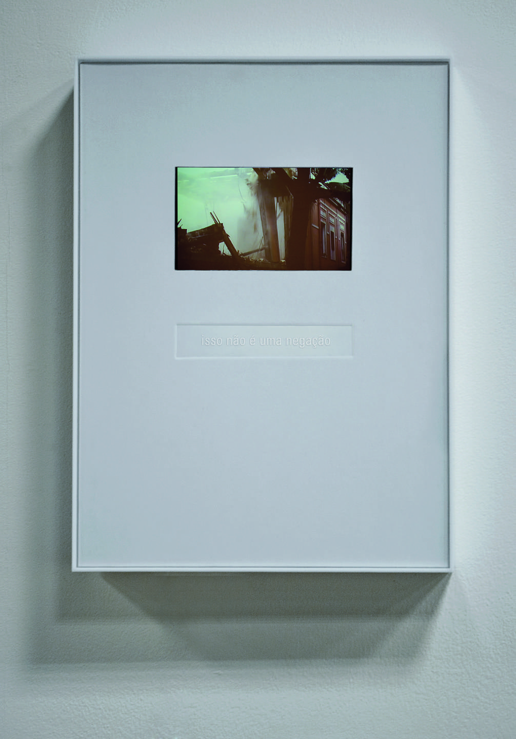 “A negação”, 2007, caixa de acrílico com DVD, vídeo, 3′, 52,5 x 40 x 8 cm