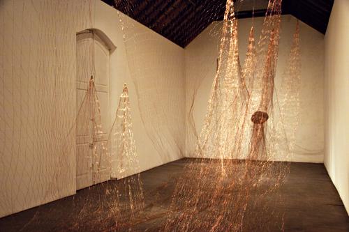 “Mesuras”, 2005, instalação Cavalariças do Parque Lage, rede de fio de cobre, dimensão variável