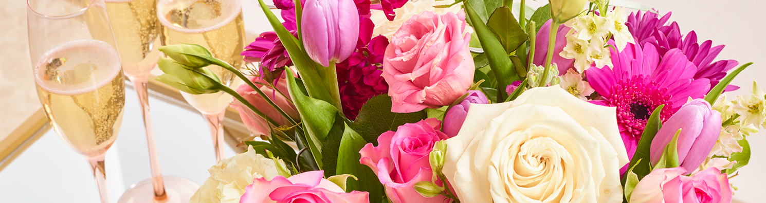 Premium Photo  Florist cuts wrapping paper for a bouquet of flowers.